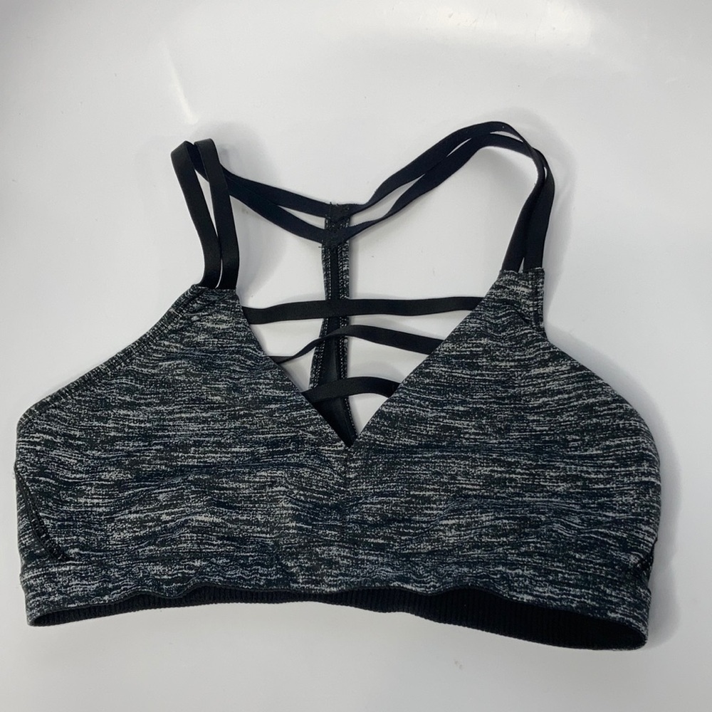 Victoria’s Secret Sport Strappy bra size small‎